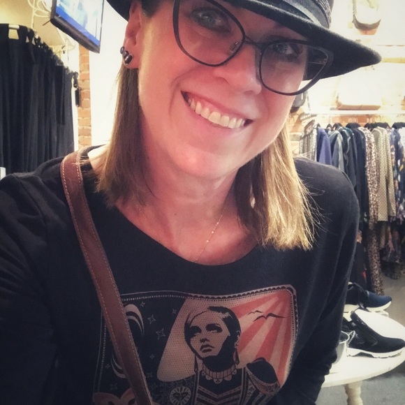 Meet Your Posher - Picture 3 of 6